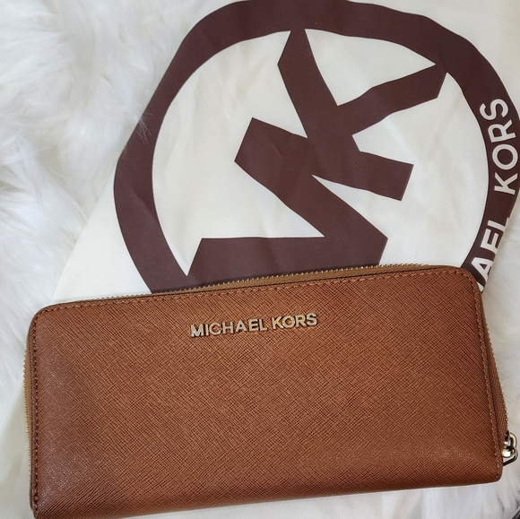 Michael Kors Selma Stud Large and Matching Wallet - Picture 4 of 6